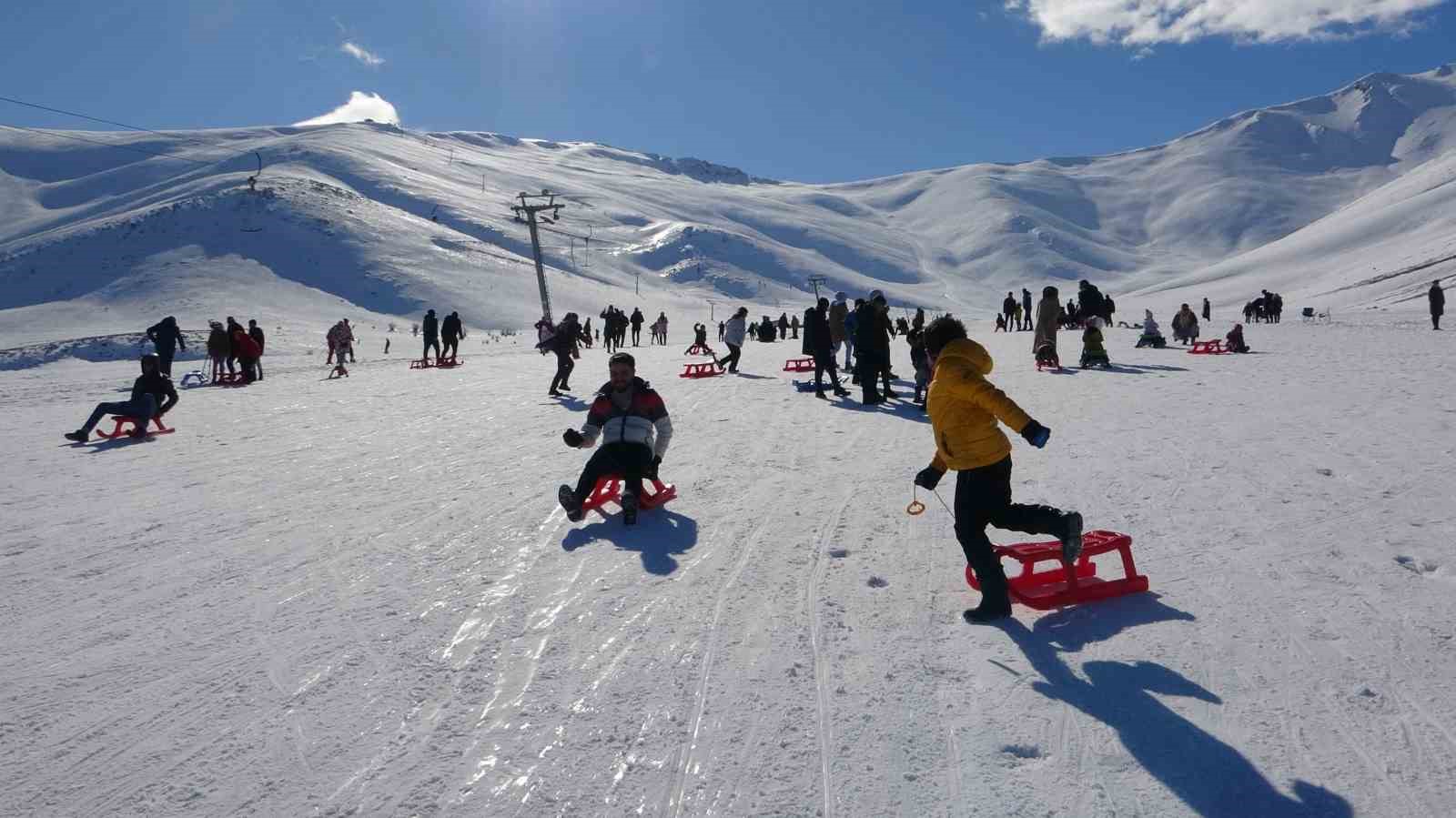 Abalı Kayak Merkezi kayakseverlerin akınına uğradı