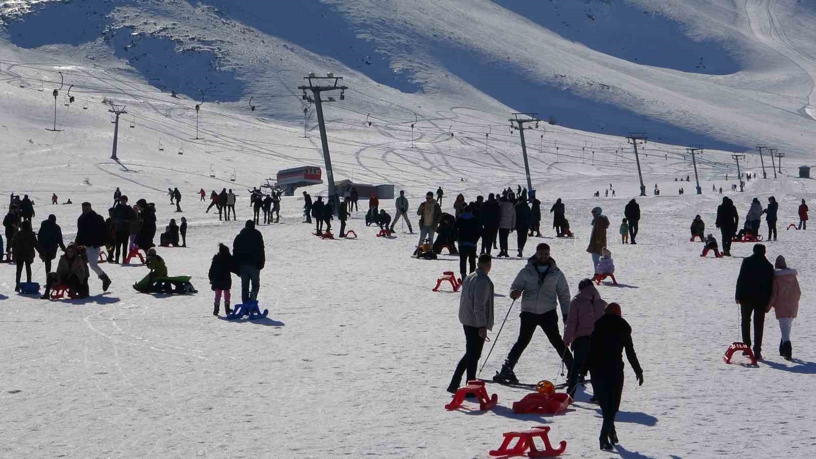 Abalı Kayak Merkezi kayakseverlerin akınına uğradı