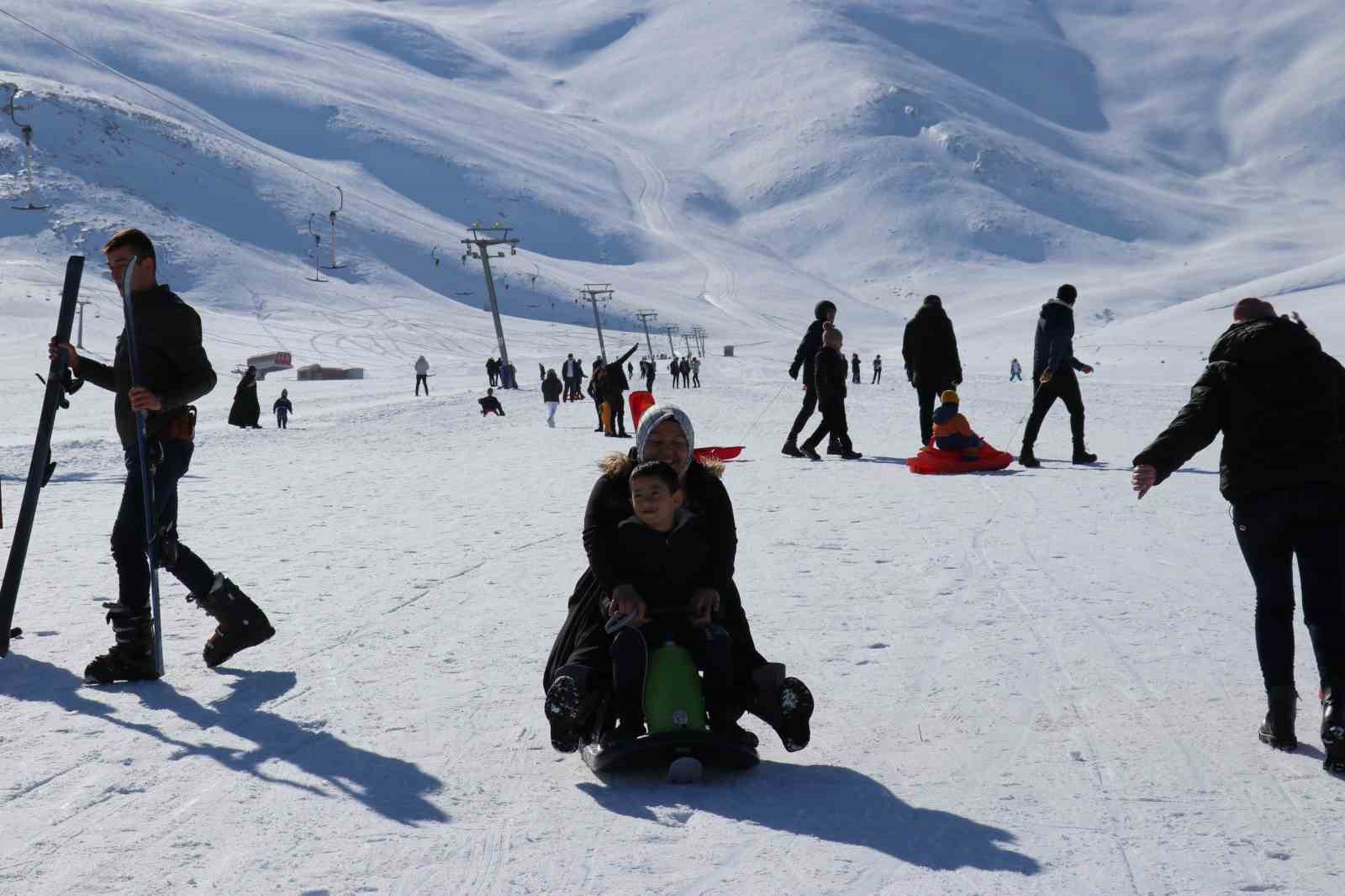 Abalı Kayak Merkezi kayakseverlerin akınına uğradı