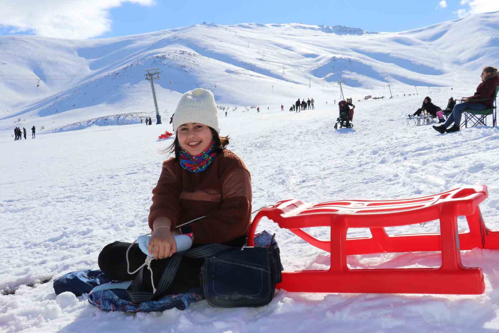 Abalı Kayak Merkezi kayakseverlerin akınına uğradı