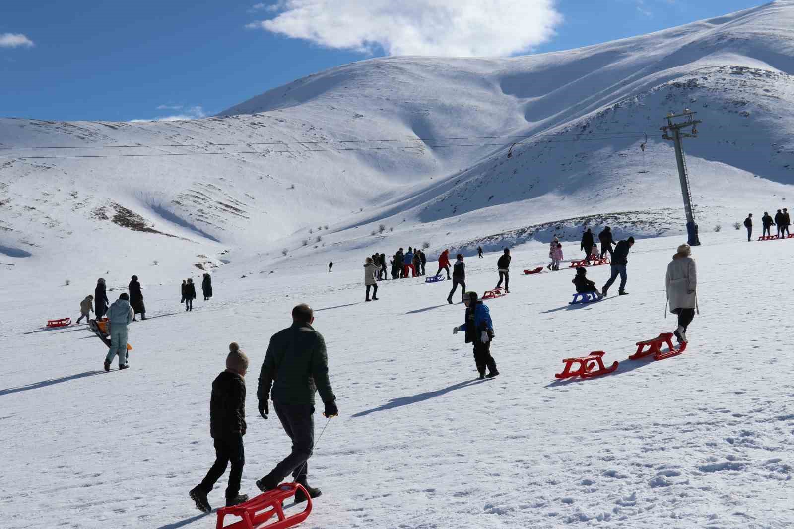 Abalı Kayak Merkezi kayakseverlerin akınına uğradı