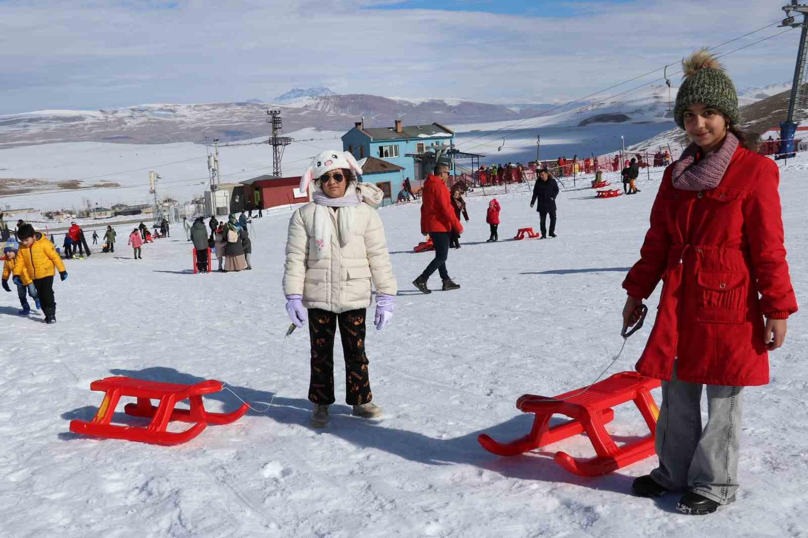 Abalı Kayak Merkezi kayakseverlerin akınına uğradı