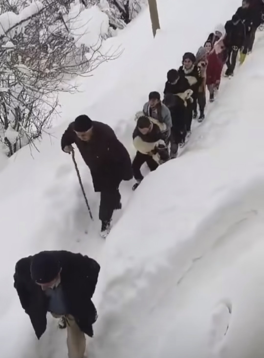 Vatandaşlar sürü ile birlikte kuzuları kucaklarında taşıdılar