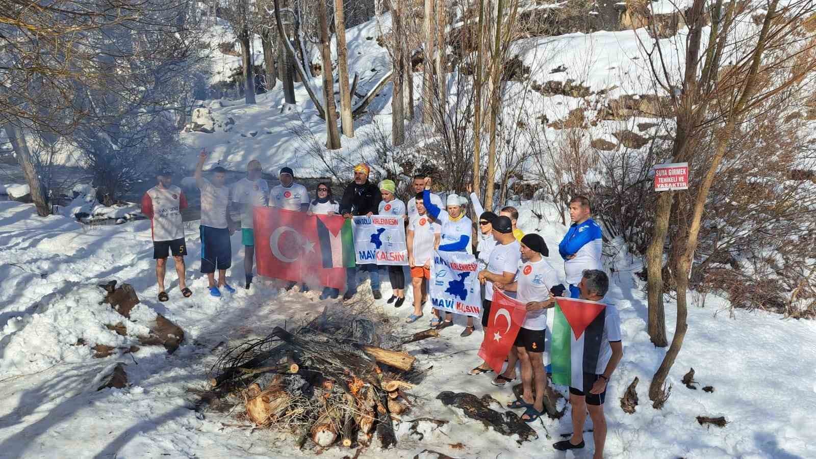 Van Gölü Aktivistleri eksi 6 derecede suya girdi