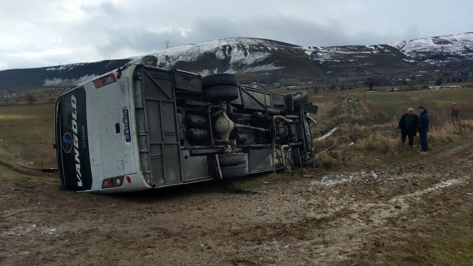 Yolcu midibüsü şarampole devrildi: 20 yaralı