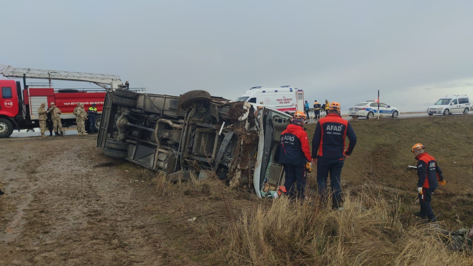 Yolcu midibüsü şarampole devrildi: 20 yaralı