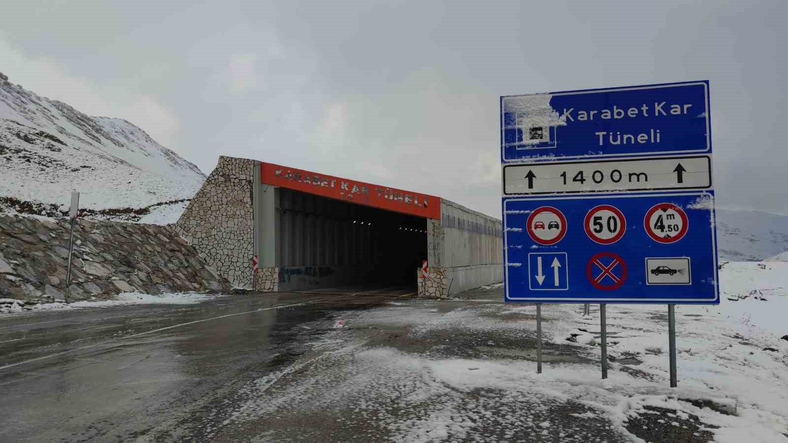 Van-Bahçesaray Karabet Geçidi’nde kar kalınlığı 2 metre 64 santimetreye ulaştı