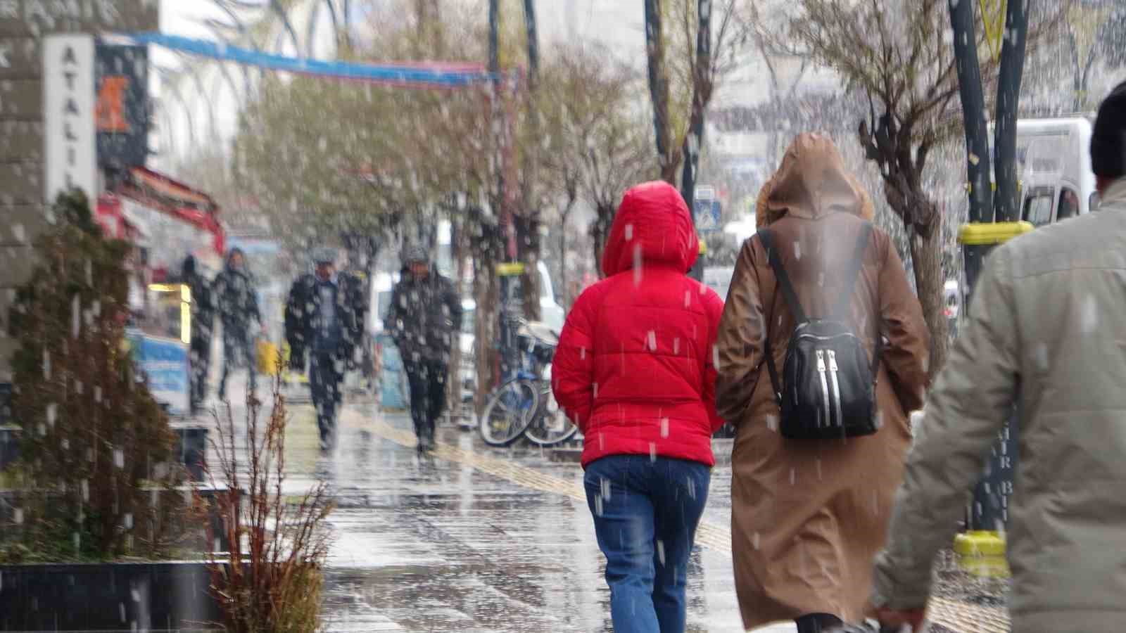 Van’da yoğun kar yağışı etkili oluyor