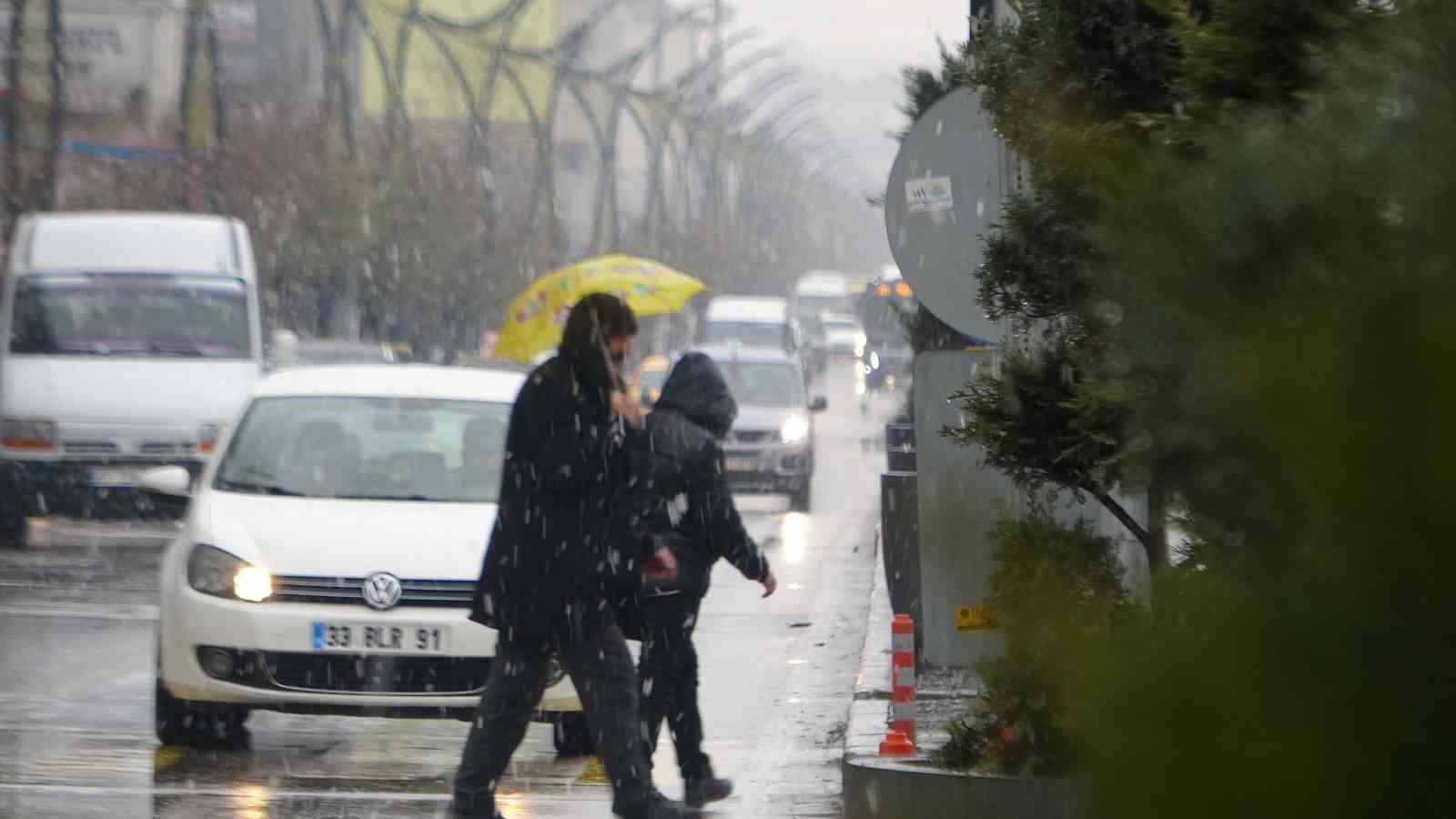 Van’da yoğun kar yağışı etkili oluyor