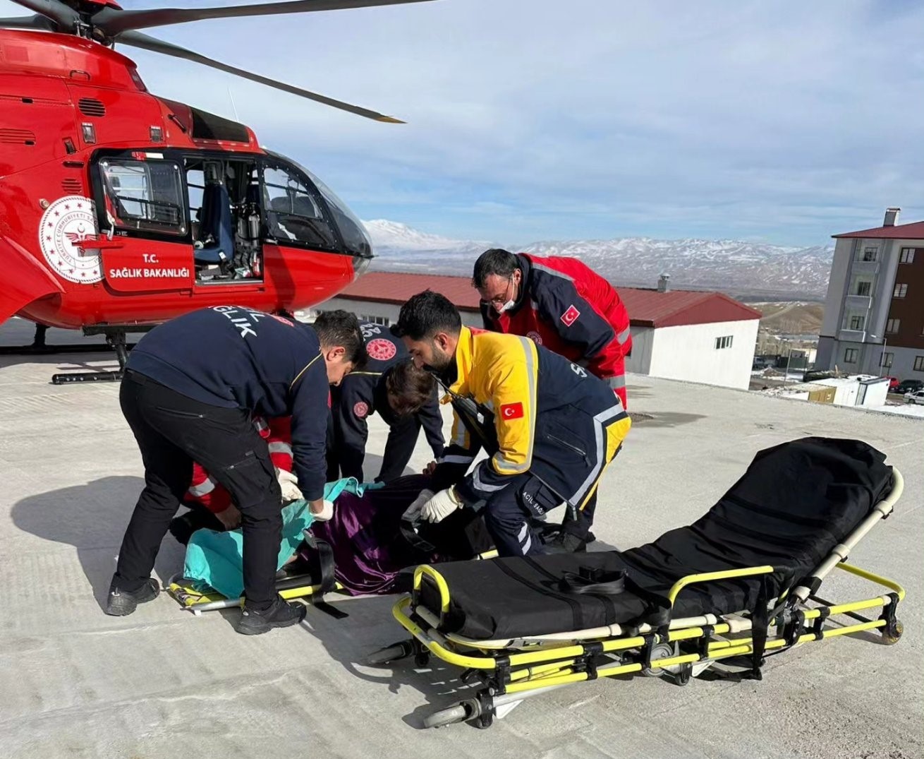 Hamile kadın helikopter ambulansla hastaneye taşındı