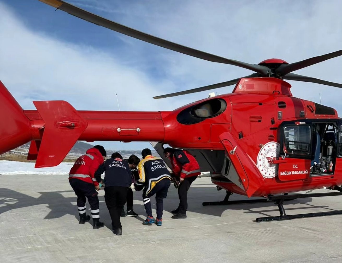 Hamile kadın helikopter ambulansla hastaneye taşındı