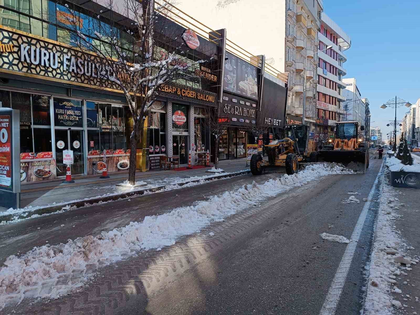 Van’da karla mücadele çalışması devam ediyor