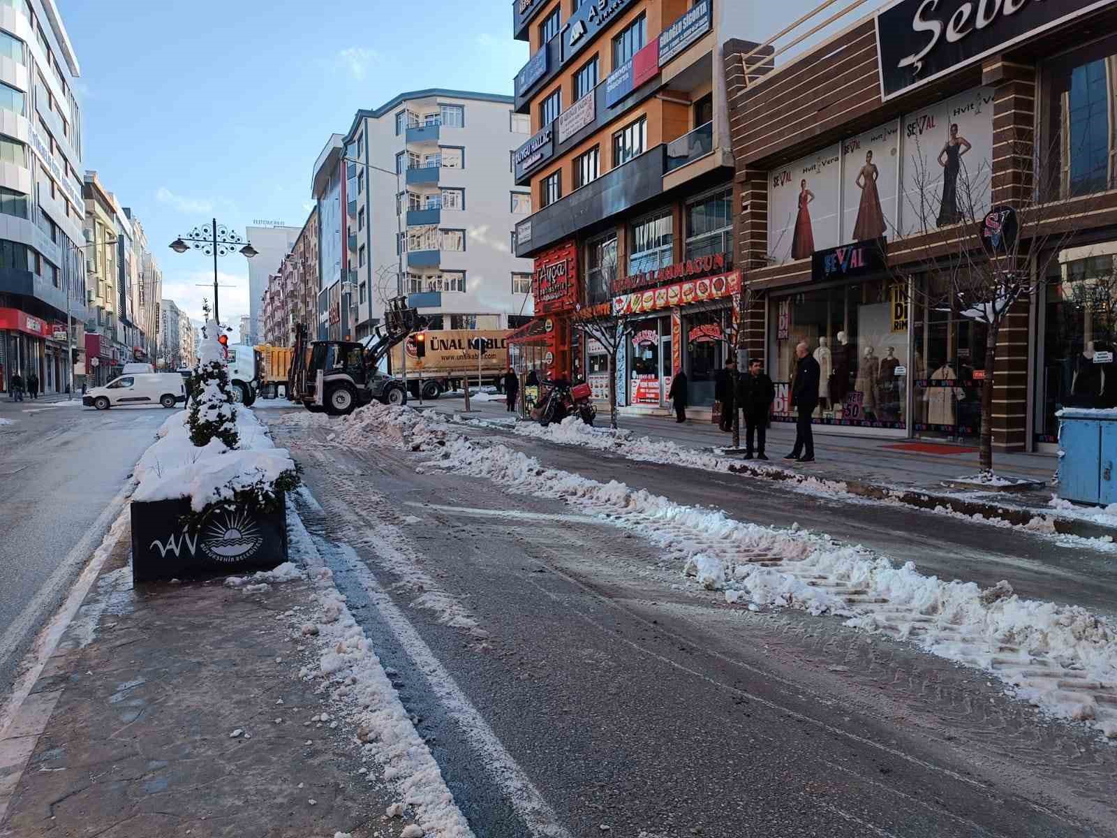 Van’da karla mücadele çalışması devam ediyor