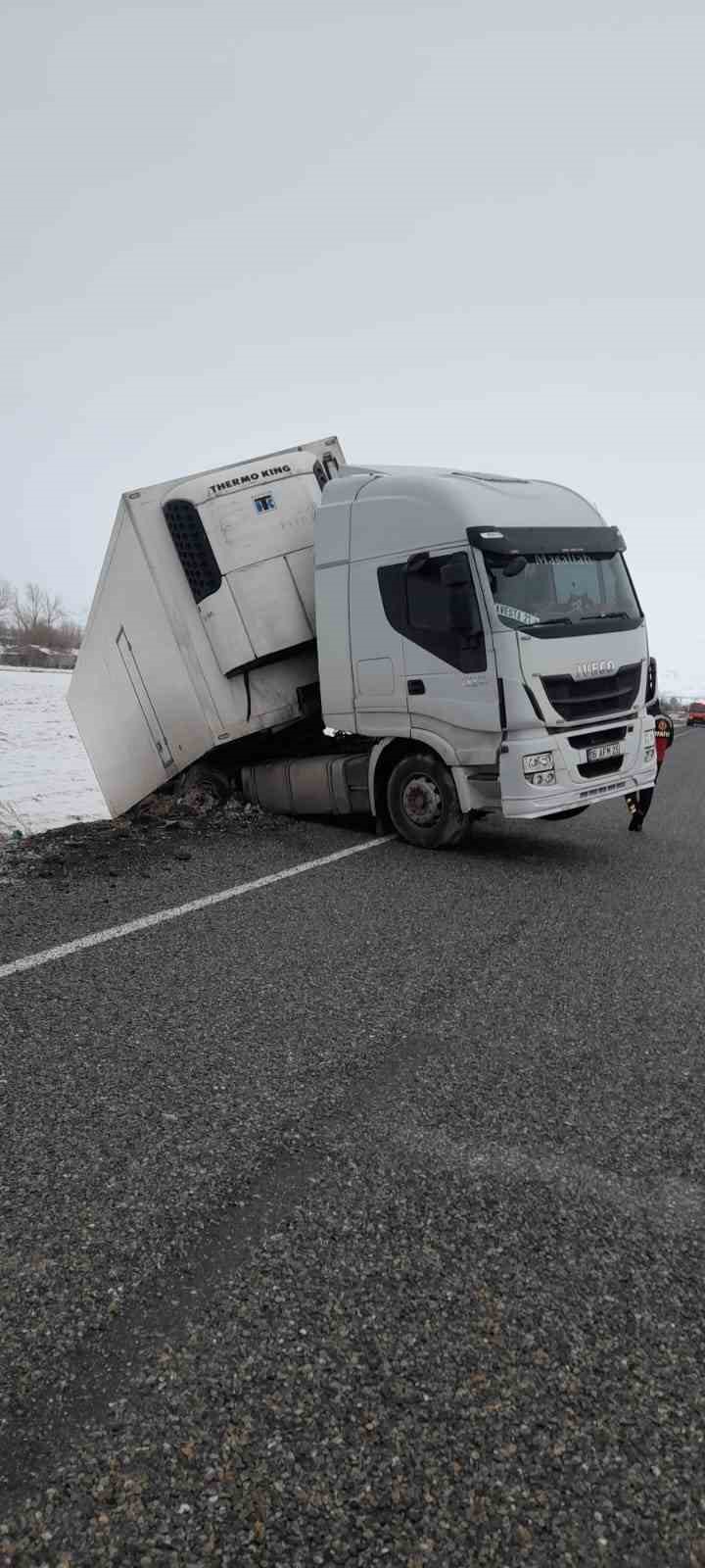 Otomobille tır çarpıştı: 3 yaralı