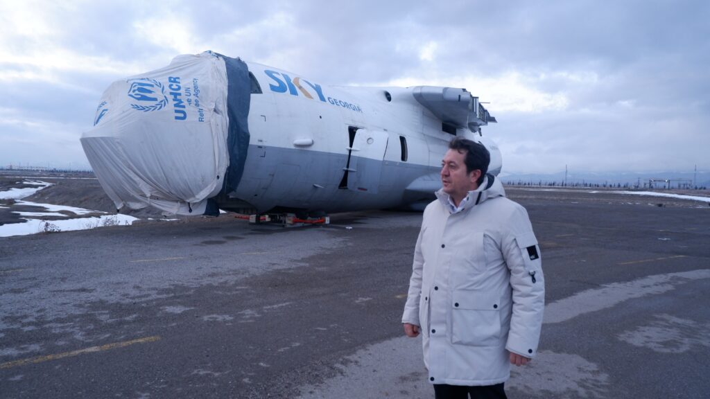 Van depreminde yardım malzemesi getiren uçak parçalandı