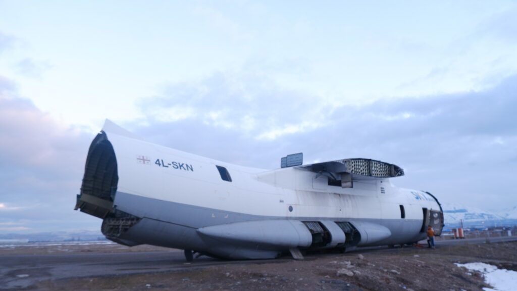 Van depreminde yardım malzemesi getiren uçak parçalandı