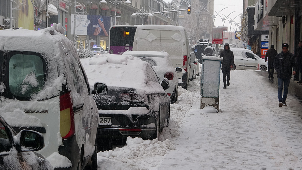 Van’da kar yağışıyla uçaklar rötar yaptı yollar kapandı