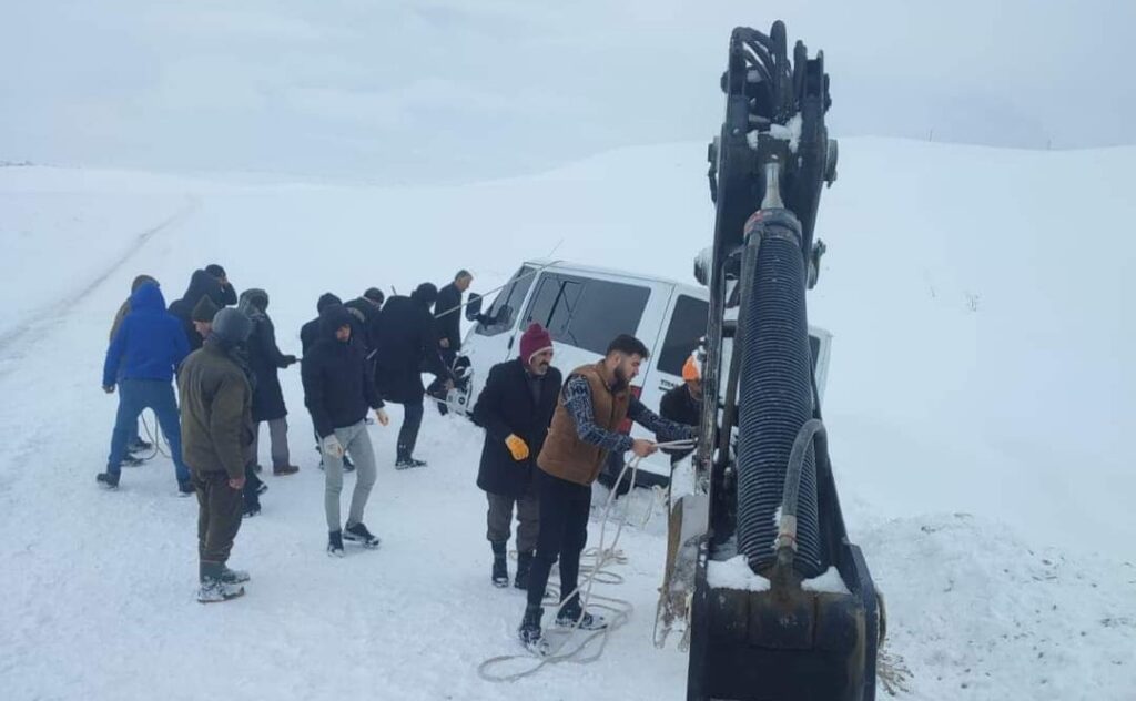 Van'da yolda kalan araçlar kurtarıldı