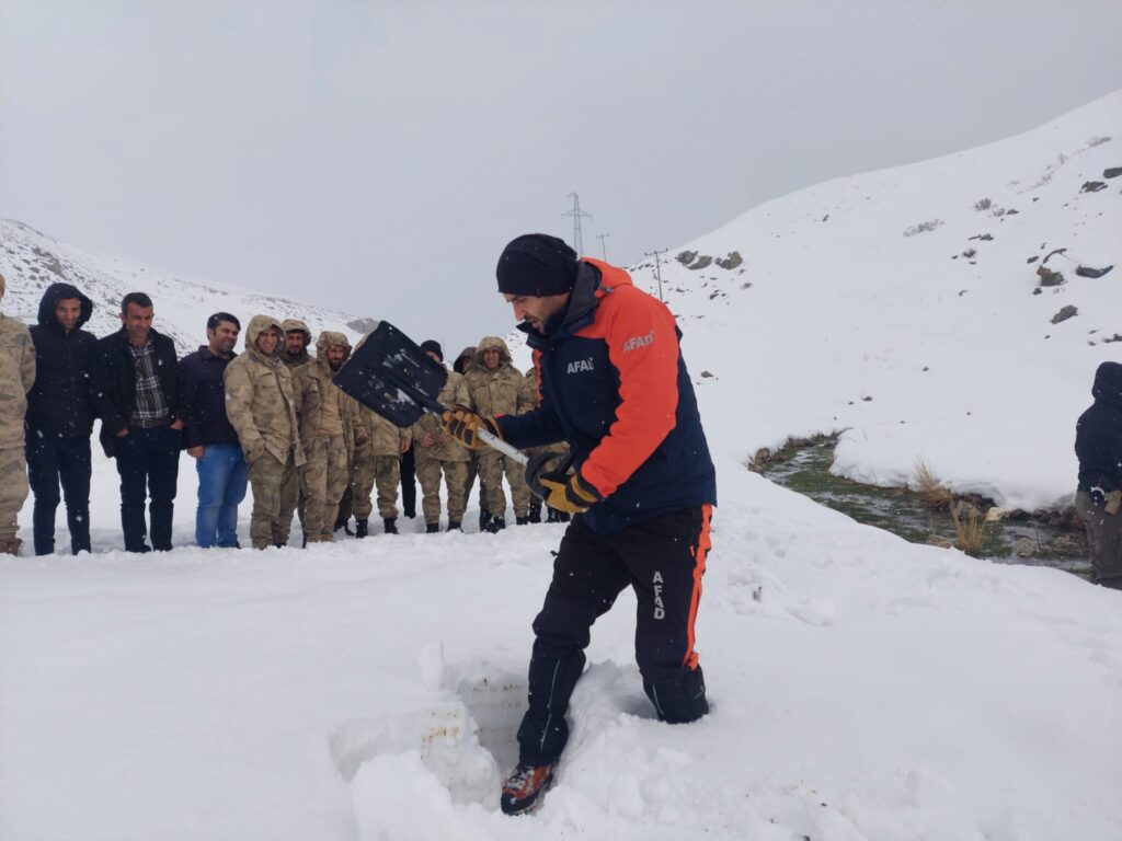 Van’da Güvenlik Korucularına Çığ Eğitimi