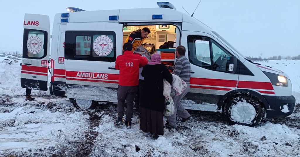 Van’da Bir Yanda Yol Açma Diğer Yanda Hasta Kurtarma Mücadelesi