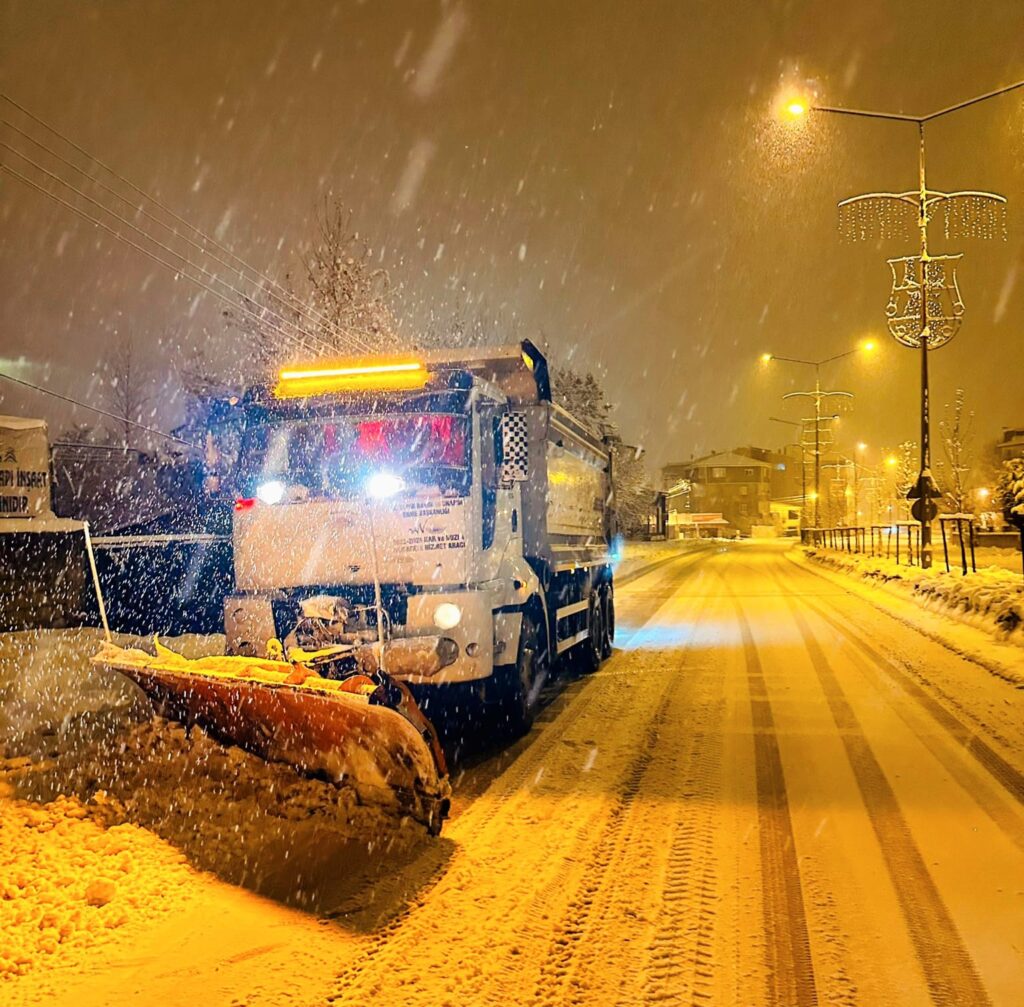 Van’da Bir Yanda Yol Açma Diğer Yanda Hasta Kurtarma Mücadelesi