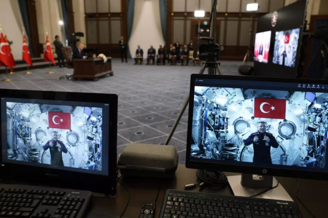 Türk astronot Alper Gezeravcı, uzaydan ilk bağlantısını Cumhurbaşkanı Erdoğan'la yaptı