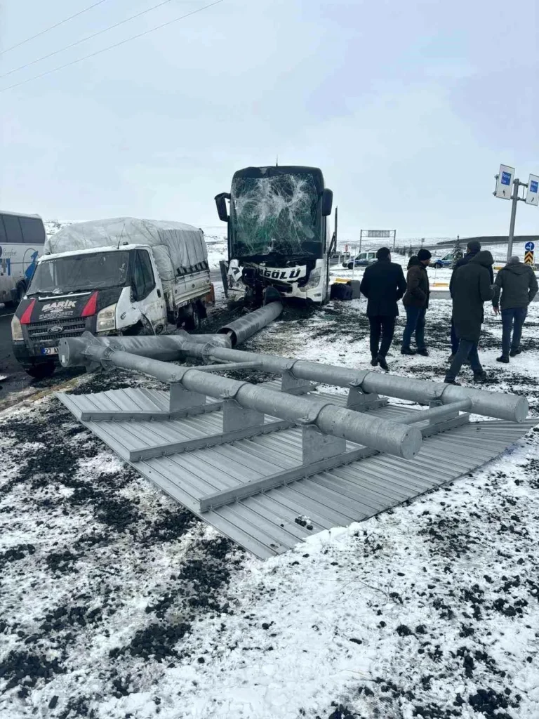 Van Yolcu Otobüsü Kaza Yaptı! 11 Yaralı
