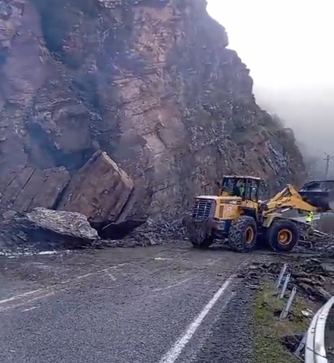 Hakkari-Çukurca yolu ulaşıma açıldı