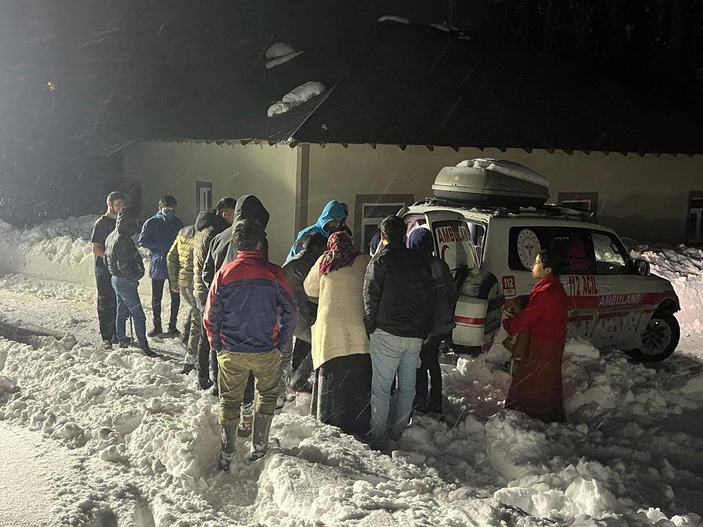 Yüksekova’da hipertansiyon hastası kadın 4 saatlik çalışma sonucu kurtarıldı