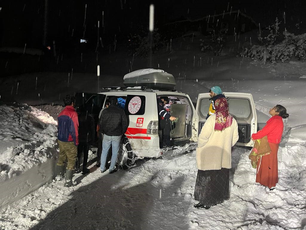 Yüksekova’da hipertansiyon hastası kadın 4 saatlik çalışma sonucu kurtarıldı