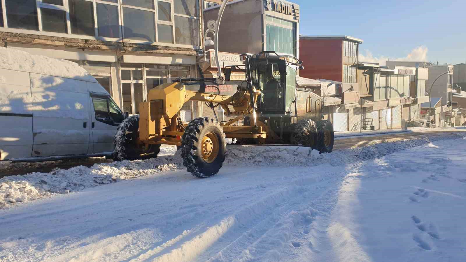 Başkale’de araçlar kara gömüldü, 38 yerleşim yerinin yolu kapandı