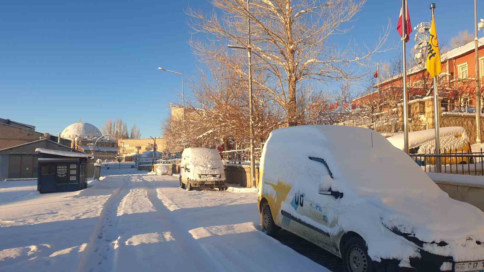 Başkale’de araçlar kara gömüldü, 38 yerleşim yerinin yolu kapandı