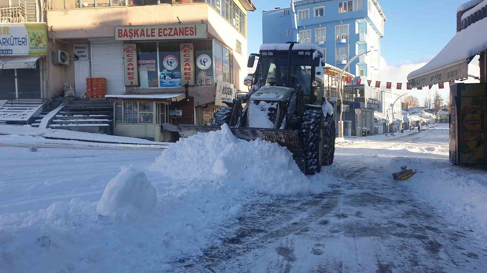 Başkale’de araçlar kara gömüldü, 38 yerleşim yerinin yolu kapandı