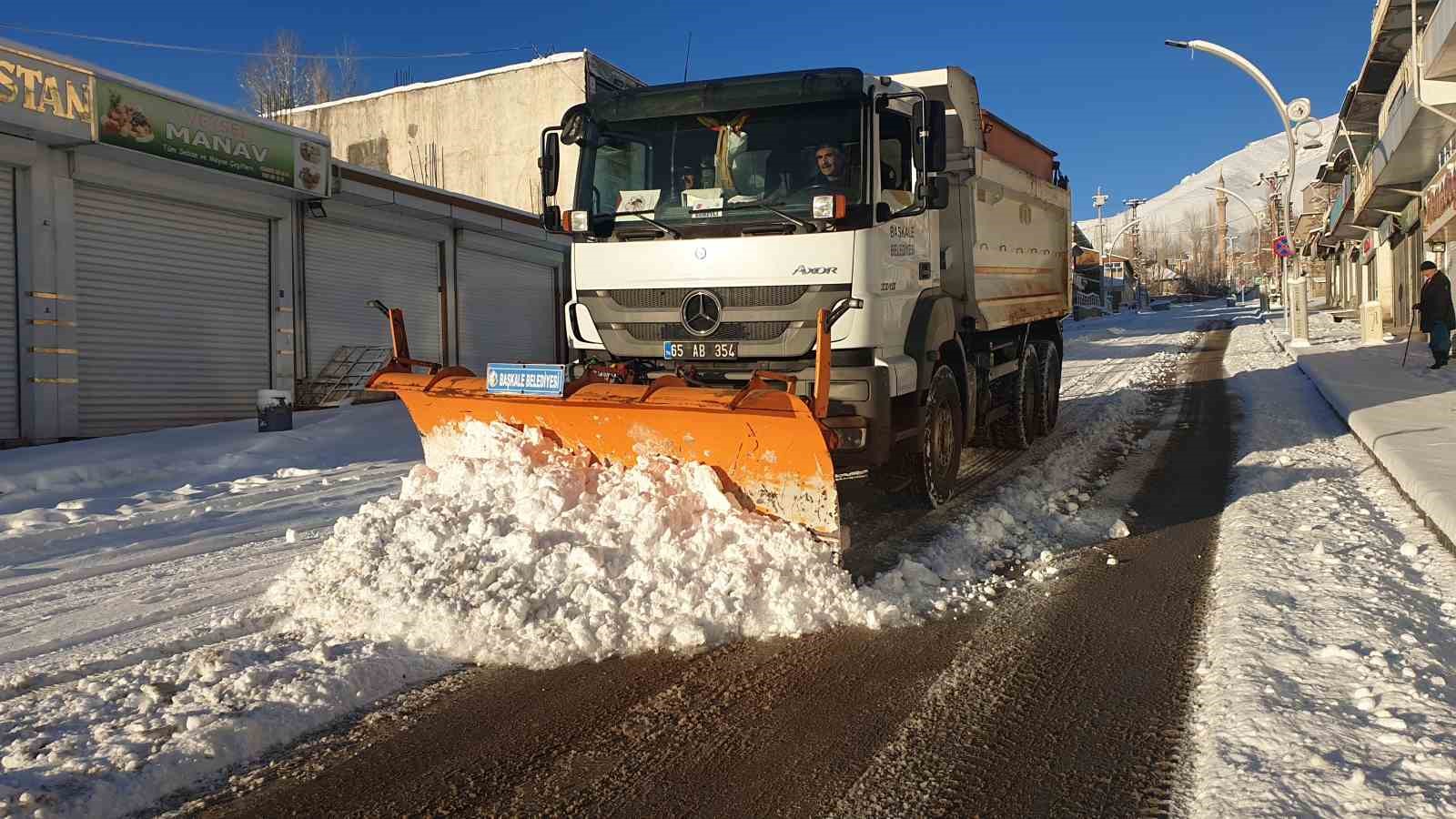 Başkale’de araçlar kara gömüldü, 38 yerleşim yerinin yolu kapandı