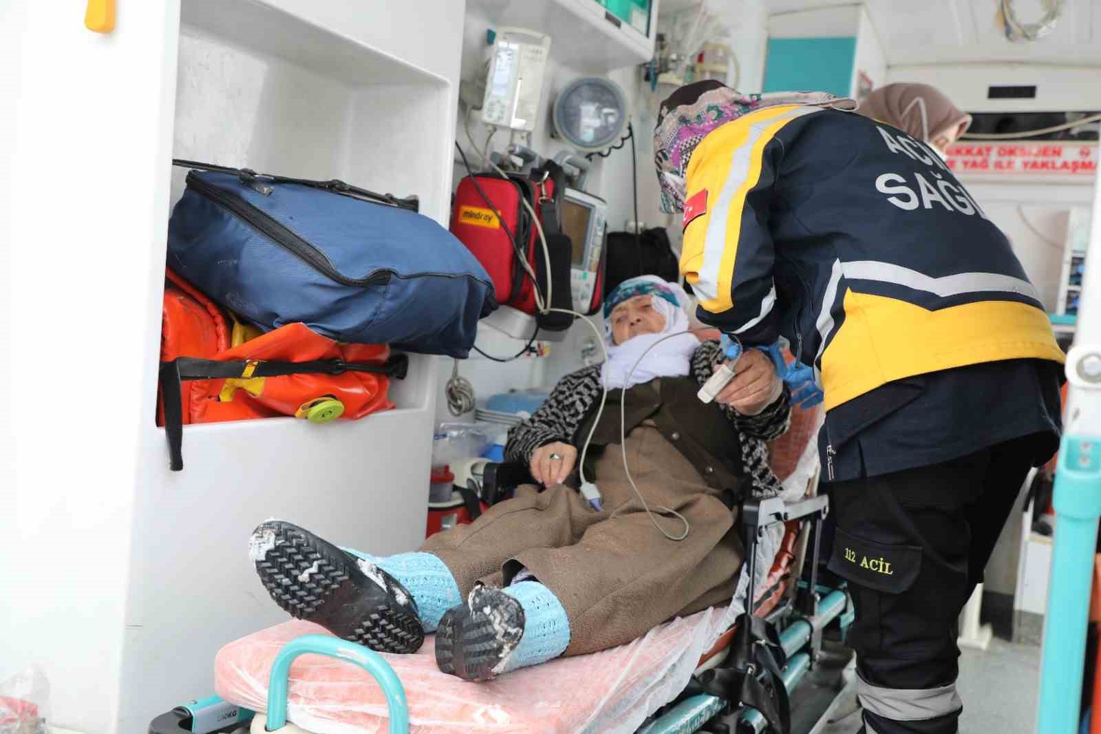 Erciş’te 95 yaşındaki hasta kadın için seferberlik