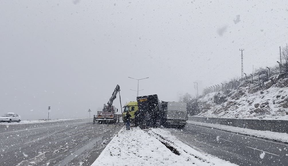 Van’da kar yağışı kazaları beraberinde getirdi