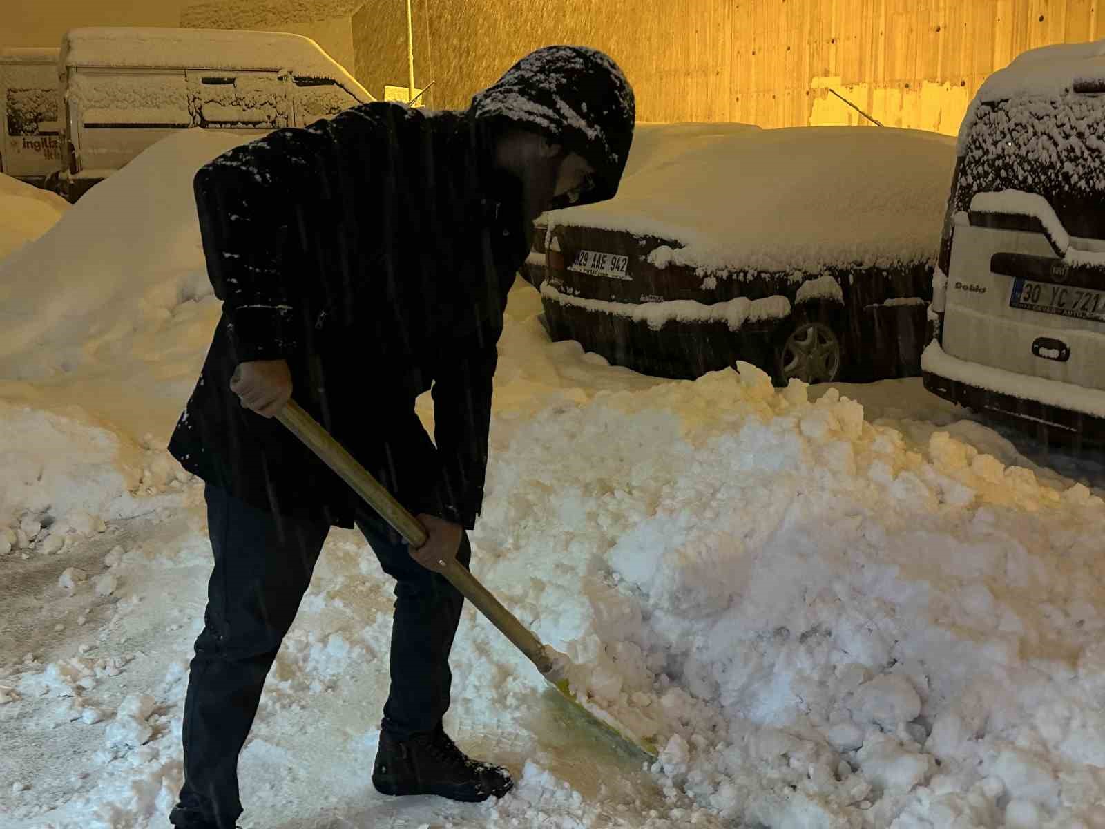 Yüksekova’da kar kalınlığı 20 santimetreyi buldu: Araçlar kara gömüldü