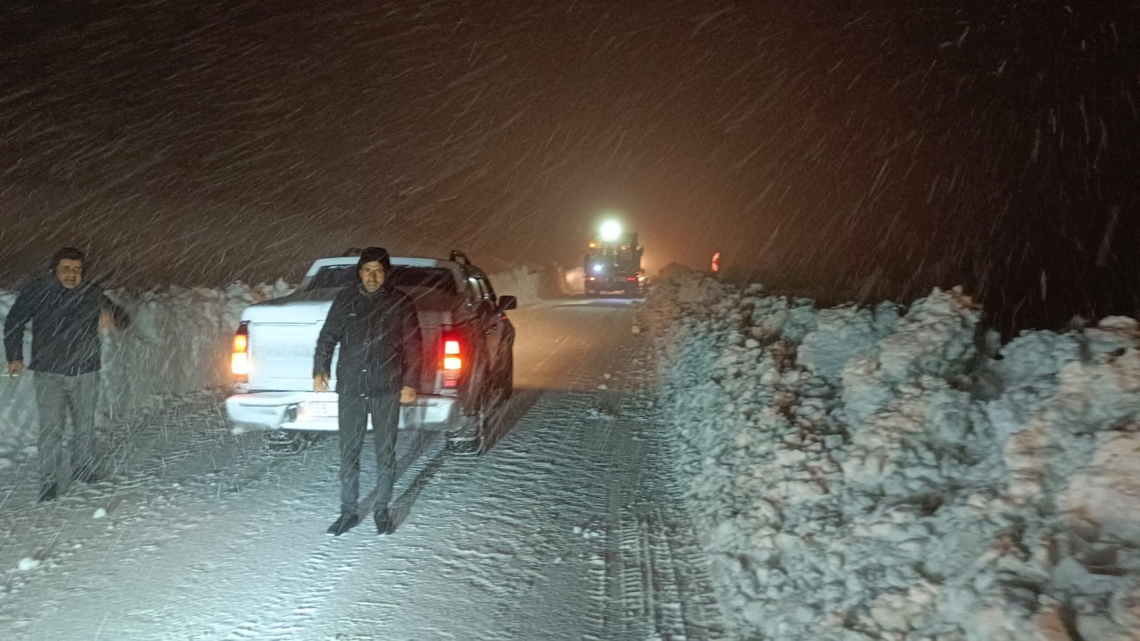 Hakkari’de kar ve tipi etkili oldu, sürücüler zor anlar yaşadı