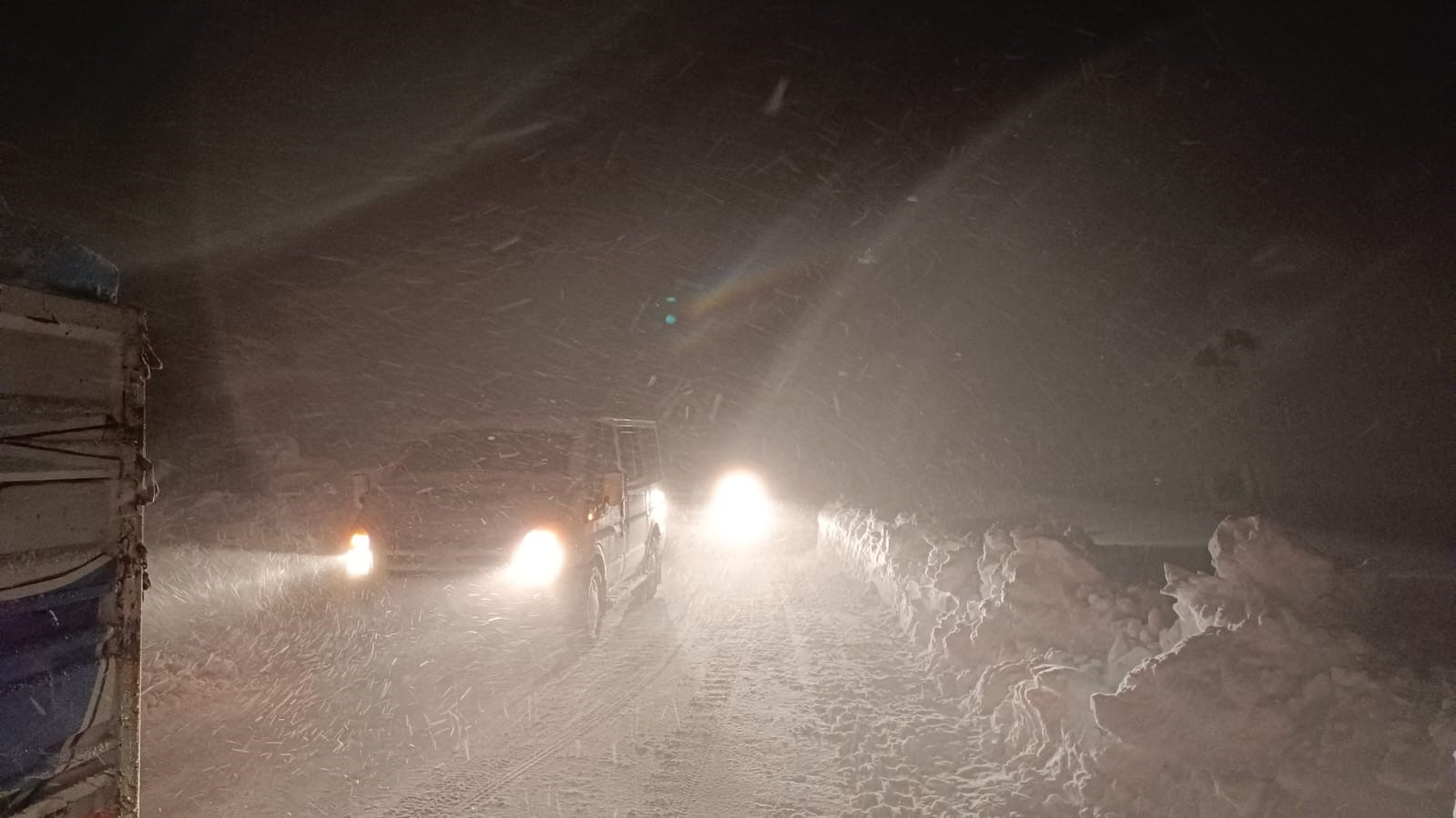 Hakkari’de kar ve tipi etkili oldu, sürücüler zor anlar yaşadı