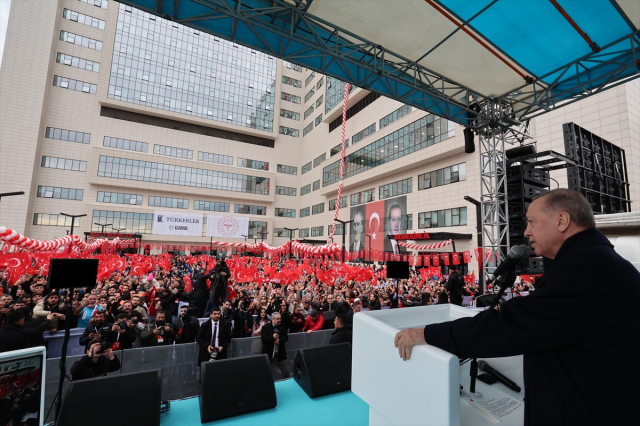 Cumhurbaşkanı Erdoğan: Önümüzdeki ay 15 bini hemşire olmak üzere 35 bin sağlık personeli daha alıyoruz