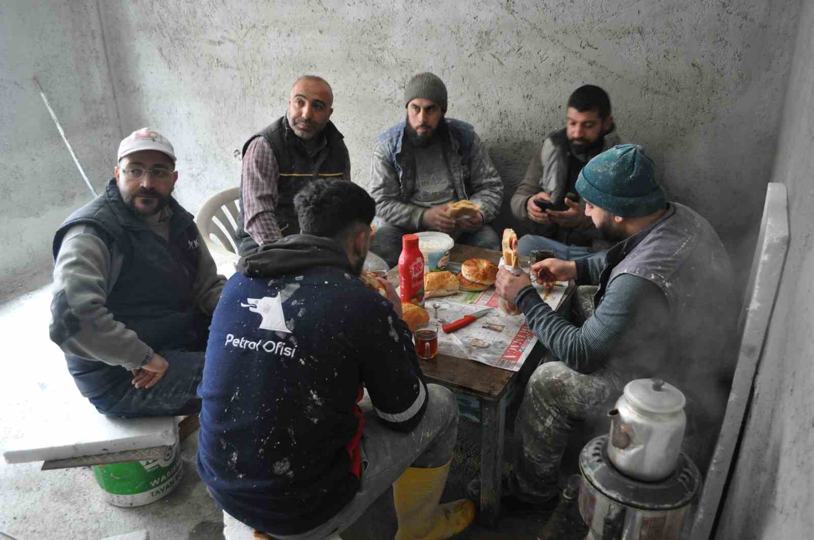 İnşaat işçilerinin soğuk kış günlerinde zorlu mücadelesi