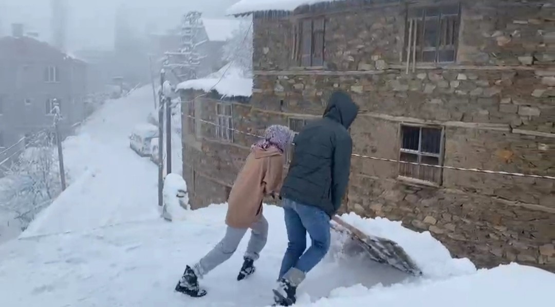 Bahçesaray’da kar etkili oluyor