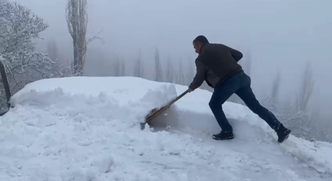 Bahçesaray’da kar etkili oluyor