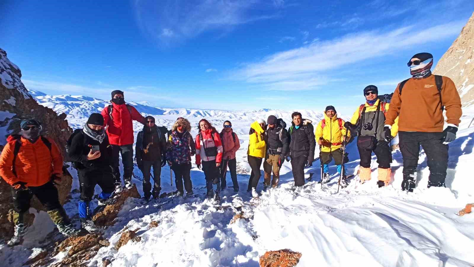 Doğa severler 3 bin 100 rakımlı Kelespi Dağı’na tırmandı