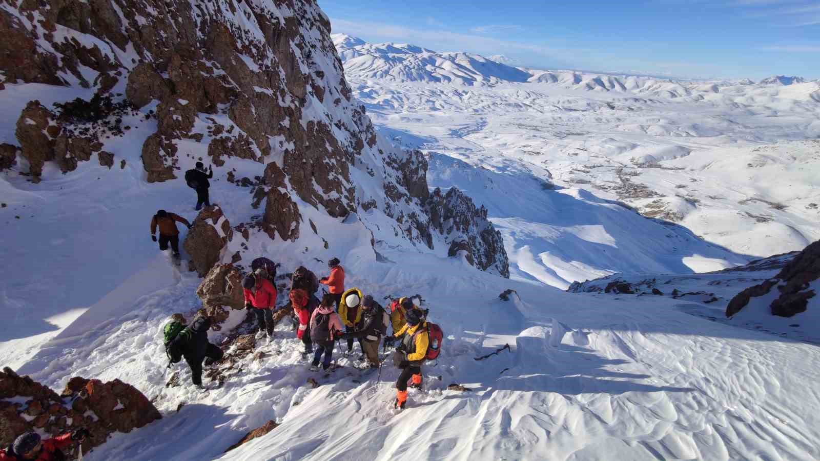 Doğa severler 3 bin 100 rakımlı Kelespi Dağı’na tırmandı