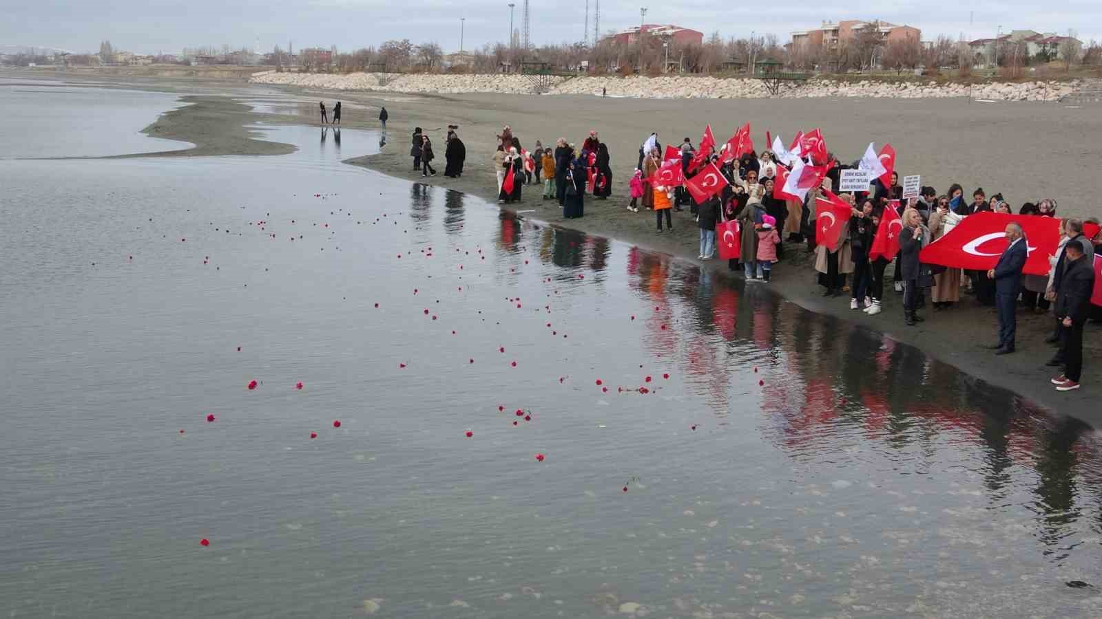 Ermeni çetelerinden kaçarken Van Gölü’nde boğulan 50 kadın anıldı