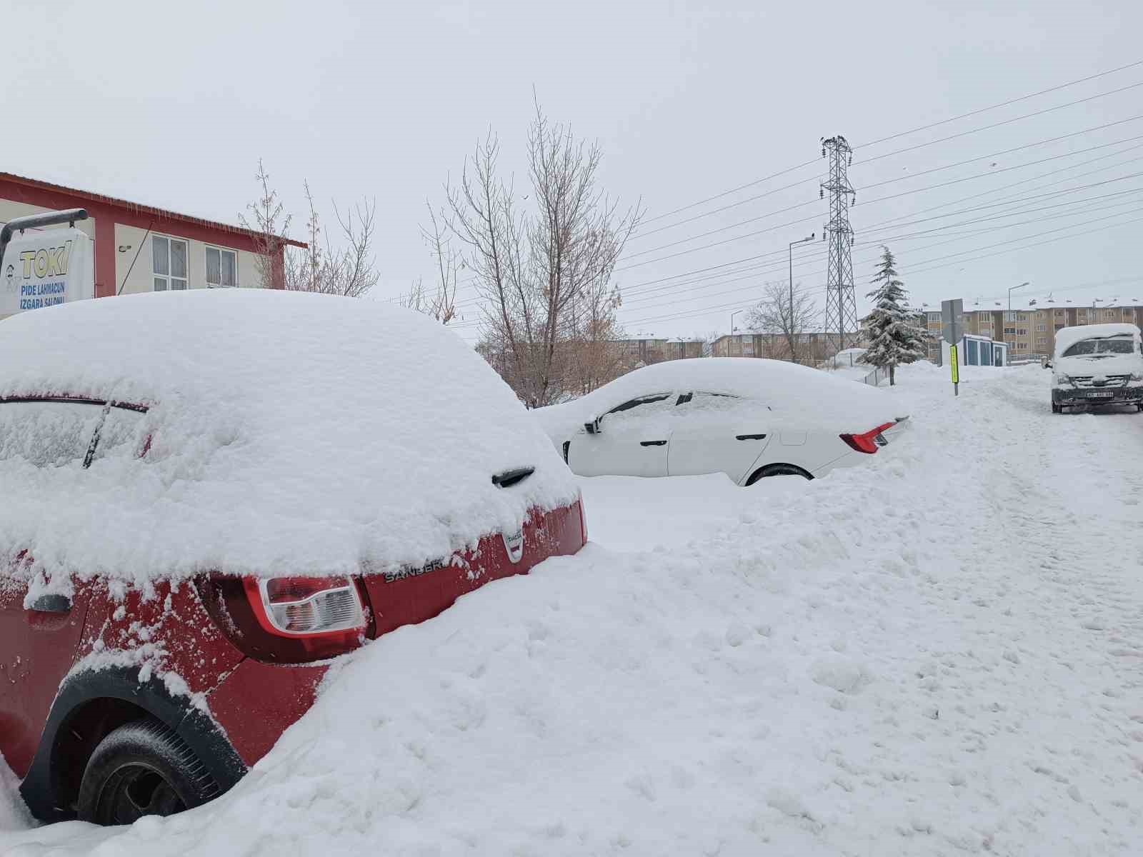 Van kar hapsinde: 671 yerleşim yerinin yolu ulaşıma kapandı