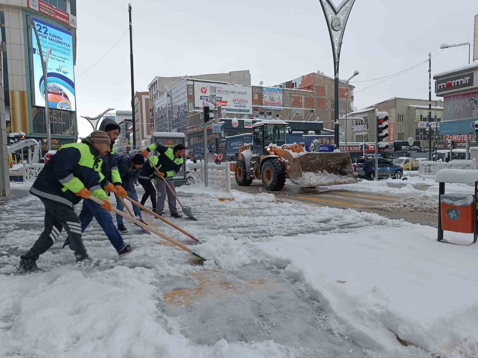 Van kar hapsinde: 671 yerleşim yerinin yolu ulaşıma kapandı