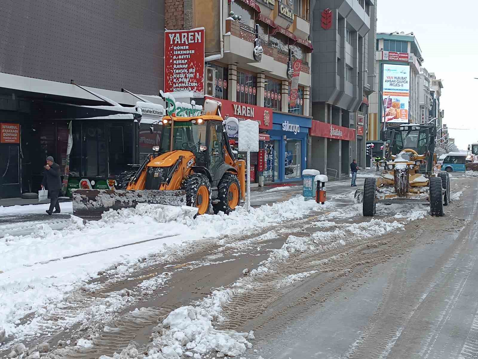 Van kar hapsinde: 671 yerleşim yerinin yolu ulaşıma kapandı