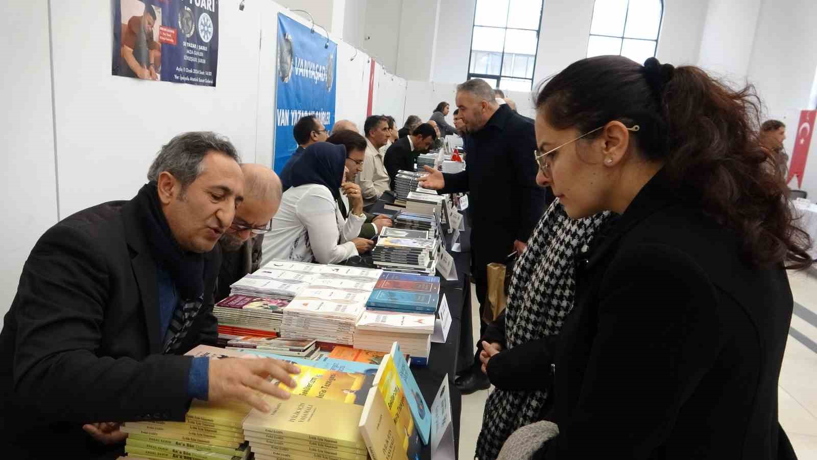 1. Van Yerel Kitap Fuarı kapılarını ziyaretçilere açtı